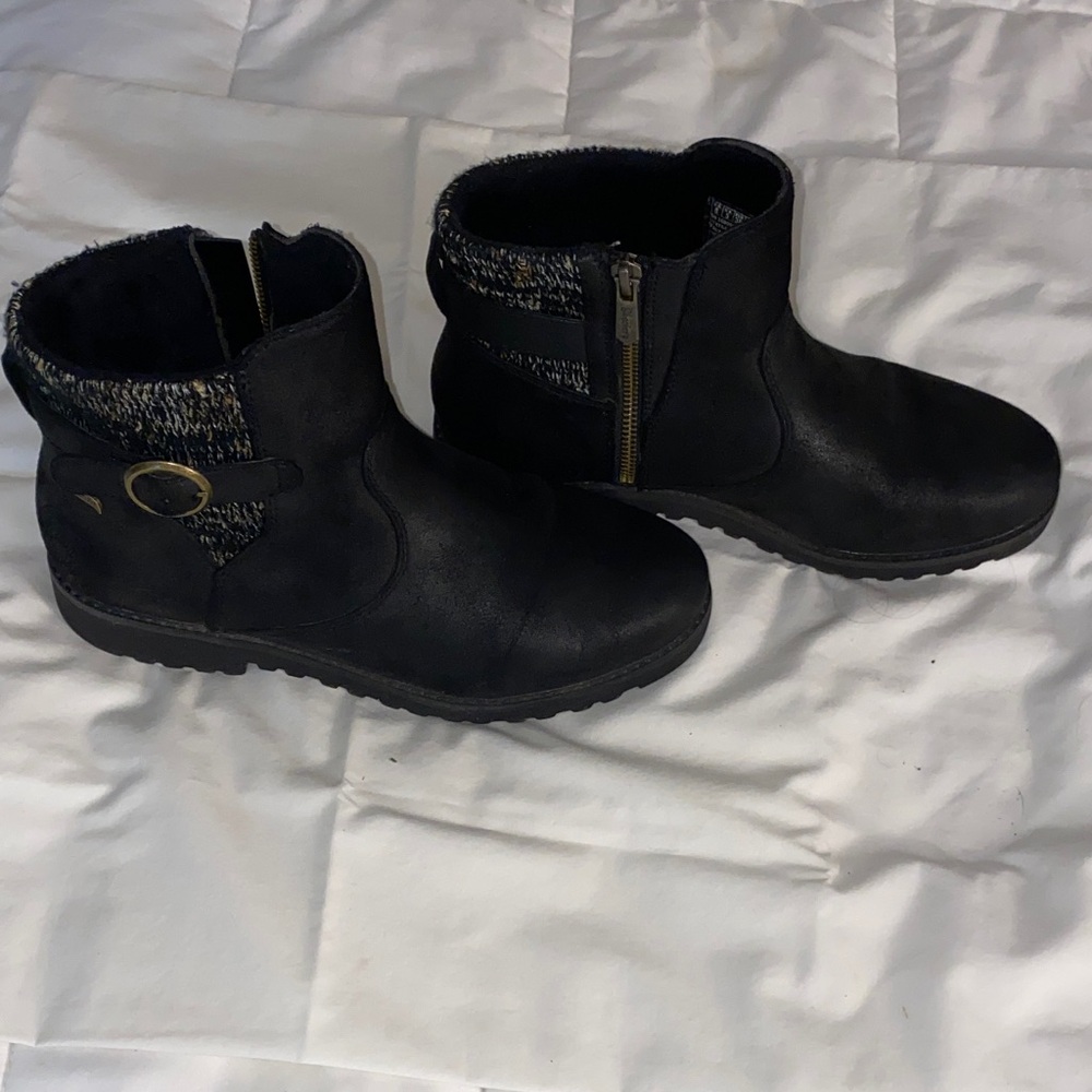 Skechers Arch fit Black Ankle Booties with Knit Detail